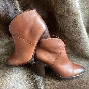 Beautiful Vince Camuto Distressed Coloring Leather Full Zipp Heeled Bootie 🦋